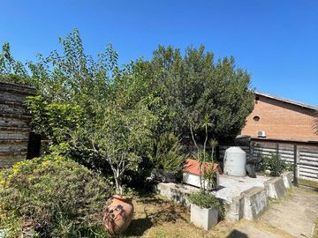 Casa en venta con 3 viviendas, cochera para 4 autos, jardín y quincho con parrilla - Wilde
