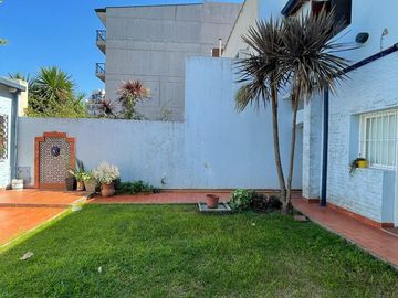 Casa en venta con 3 viviendas, cochera para 4 autos, jardín y quincho con parrilla - Wilde