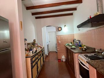 Casa en venta con 3 viviendas, cochera para 4 autos, jardín y quincho con parrilla - Wilde