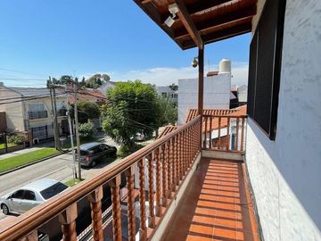 Casa en venta con 3 viviendas, cochera para 4 autos, jardín y quincho con parrilla - Wilde