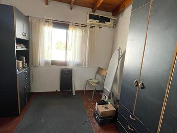 Casa en venta con 3 viviendas, cochera para 4 autos, jardín y quincho con parrilla - Wilde