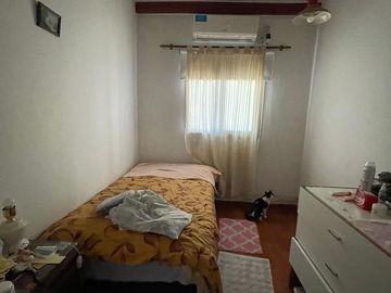 Casa en venta con 3 viviendas, cochera para 4 autos, jardín y quincho con parrilla - Wilde