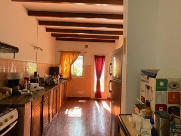 Casa en venta con 3 viviendas, cochera para 4 autos, jardín y quincho con parrilla - Wilde