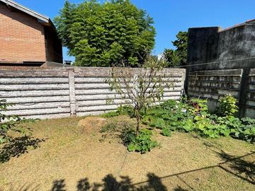 Casa en venta con 3 viviendas, cochera para 4 autos, jardín y quincho con parrilla - Wilde