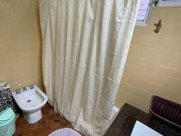 Casa en venta con 3 viviendas, cochera para 4 autos, jardín y quincho con parrilla - Wilde