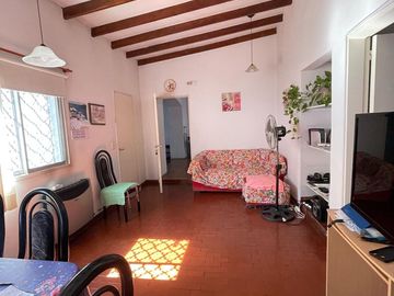 Casa en venta con 3 viviendas, cochera para 4 autos, jardín y quincho con parrilla - Wilde