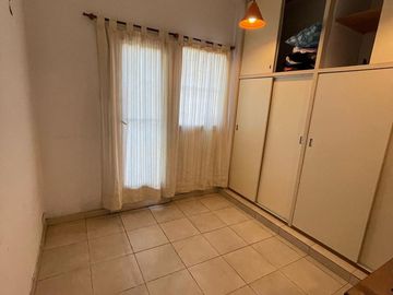 Casa en venta con 3 viviendas, cochera para 4 autos, jardín y quincho con parrilla - Wilde