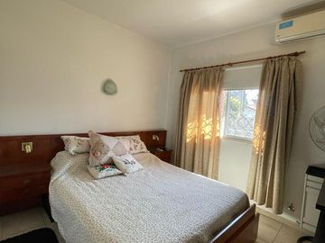 Casa en venta con 3 viviendas, cochera para 4 autos, jardín y quincho con parrilla - Wilde