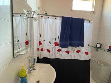 Casa en venta con 3 viviendas, cochera para 4 autos, jardín y quincho con parrilla - Wilde