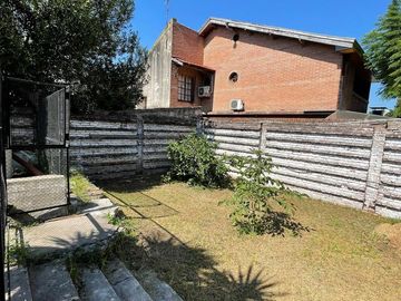 Casa en venta con 3 viviendas, cochera para 4 autos, jardín y quincho con parrilla - Wilde