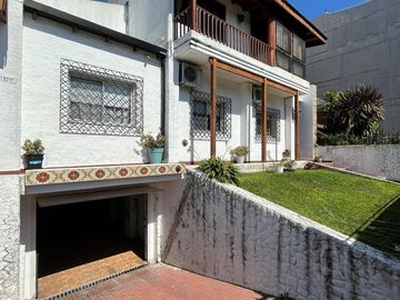 Casa en venta con 3 viviendas, cochera para 4 autos, jardín y quincho con parrilla - Wilde
