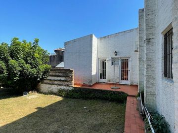 Casa en venta con 3 viviendas, cochera para 4 autos, jardín y quincho con parrilla - Wilde