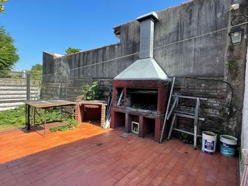 Casa en venta con 3 viviendas, cochera para 4 autos, jardín y quincho con parrilla - Wilde