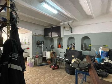 Casa en venta con 3 viviendas, cochera para 4 autos, jardín y quincho con parrilla - Wilde
