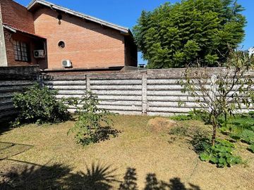 Casa en venta con 3 viviendas, cochera para 4 autos, jardín y quincho con parrilla - Wilde