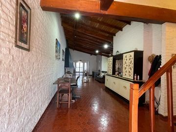 Casa en venta con 3 viviendas, cochera para 4 autos, jardín y quincho con parrilla - Wilde