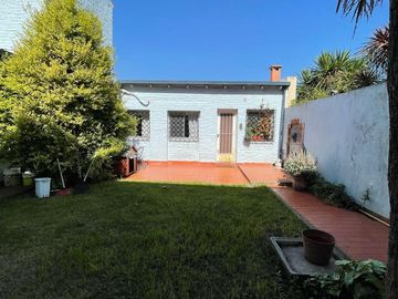 Casa en venta con 3 viviendas, cochera para 4 autos, jardín y quincho con parrilla - Wilde