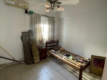Casa en venta con 3 viviendas, cochera para 4 autos, jardín y quincho con parrilla - Wilde