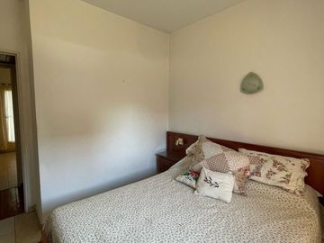 Casa en venta con 3 viviendas, cochera para 4 autos, jardín y quincho con parrilla - Wilde