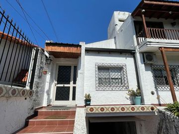 Casa en venta con 3 viviendas, cochera para 4 autos, jardín y quincho con parrilla - Wilde