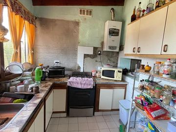 Casa en venta con 3 viviendas, cochera para 4 autos, jardín y quincho con parrilla - Wilde