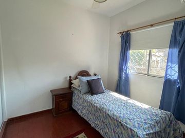 Casa en venta con 3 viviendas, cochera para 4 autos, jardín y quincho con parrilla - Wilde
