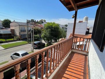 Casa en venta con 3 viviendas, cochera para 4 autos, jardín y quincho con parrilla - Wilde