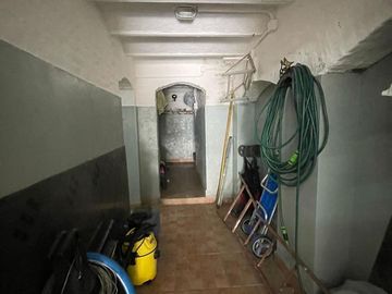 Casa en venta con 3 viviendas, cochera para 4 autos, jardín y quincho con parrilla - Wilde