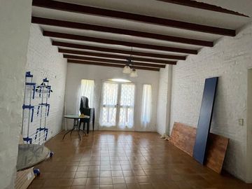 Casa en venta con 3 viviendas, cochera para 4 autos, jardín y quincho con parrilla - Wilde