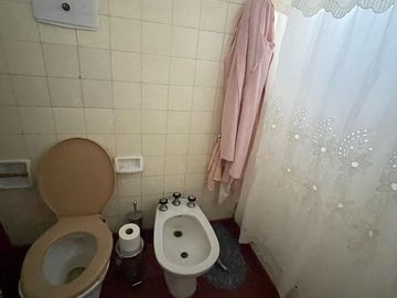 Casa en venta con 3 viviendas, cochera para 4 autos, jardín y quincho con parrilla - Wilde