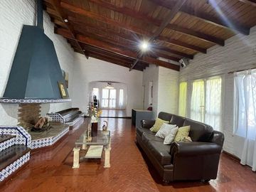 Casa en venta con 3 viviendas, cochera para 4 autos, jardín y quincho con parrilla - Wilde