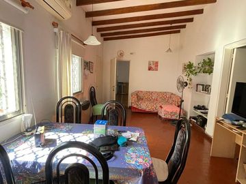 Casa en venta con 3 viviendas, cochera para 4 autos, jardín y quincho con parrilla - Wilde