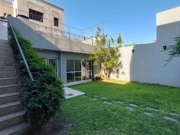 Casa en Lanús Oeste 4 am cochera, parque y quincho