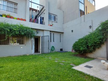 Casa en Lanús Oeste 4 am cochera, parque y quincho