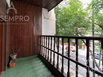 Chalet de 6 ambientes con 2 suites   escritorio/play y  dependencia. Espacios amplios y funcionales