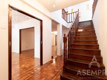 Chalet de 6 ambientes con 2 suites   escritorio/play y  dependencia. Espacios amplios y funcionales