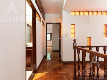 Chalet de 6 ambientes con 2 suites   escritorio/play y  dependencia. Espacios amplios y funcionales