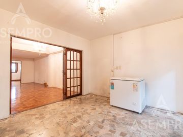Chalet de 6 ambientes con 2 suites   escritorio/play y  dependencia. Espacios amplios y funcionales