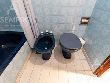 Chalet de 6 ambientes con 2 suites   escritorio/play y  dependencia. Espacios amplios y funcionales
