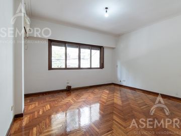 Chalet de 6 ambientes con 2 suites   escritorio/play y  dependencia. Espacios amplios y funcionales
