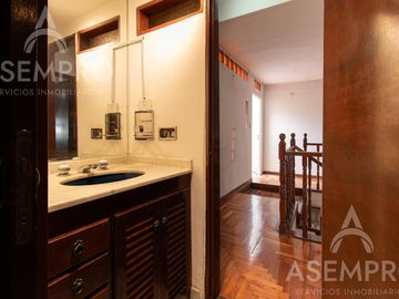 Chalet de 6 ambientes con 2 suites   escritorio/play y  dependencia. Espacios amplios y funcionales