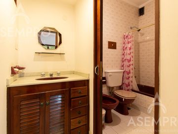 Chalet de 6 ambientes con 2 suites   escritorio/play y  dependencia. Espacios amplios y funcionales