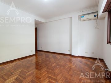 Chalet de 6 ambientes con 2 suites   escritorio/play y  dependencia. Espacios amplios y funcionales