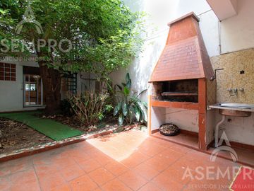 Chalet de 6 ambientes con 2 suites   escritorio/play y  dependencia. Espacios amplios y funcionales