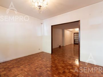 Chalet de 6 ambientes con 2 suites   escritorio/play y  dependencia. Espacios amplios y funcionales