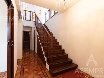 Chalet de 6 ambientes con 2 suites   escritorio/play y  dependencia. Espacios amplios y funcionales