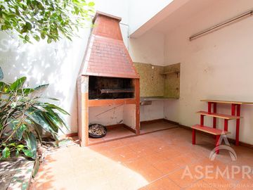 Chalet de 6 ambientes con 2 suites   escritorio/play y  dependencia. Espacios amplios y funcionales