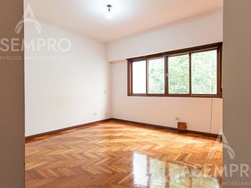 Chalet de 6 ambientes con 2 suites   escritorio/play y  dependencia. Espacios amplios y funcionales
