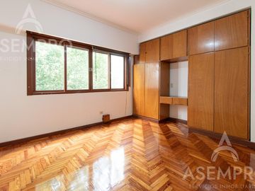 Chalet de 6 ambientes con 2 suites   escritorio/play y  dependencia. Espacios amplios y funcionales