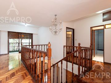 Chalet de 6 ambientes con 2 suites   escritorio/play y  dependencia. Espacios amplios y funcionales